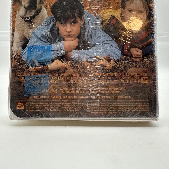 Far From Home: The Adventures of Yellow Dog (VHS, 1995) NEW SEALED Clam Shell - Picture 5 of 12